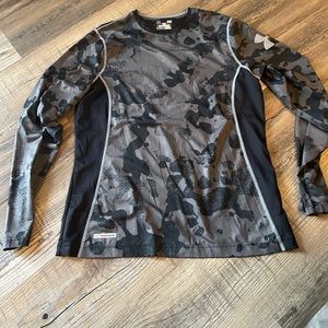 Men’s Under Armour heat gear fitted shirt. Size large